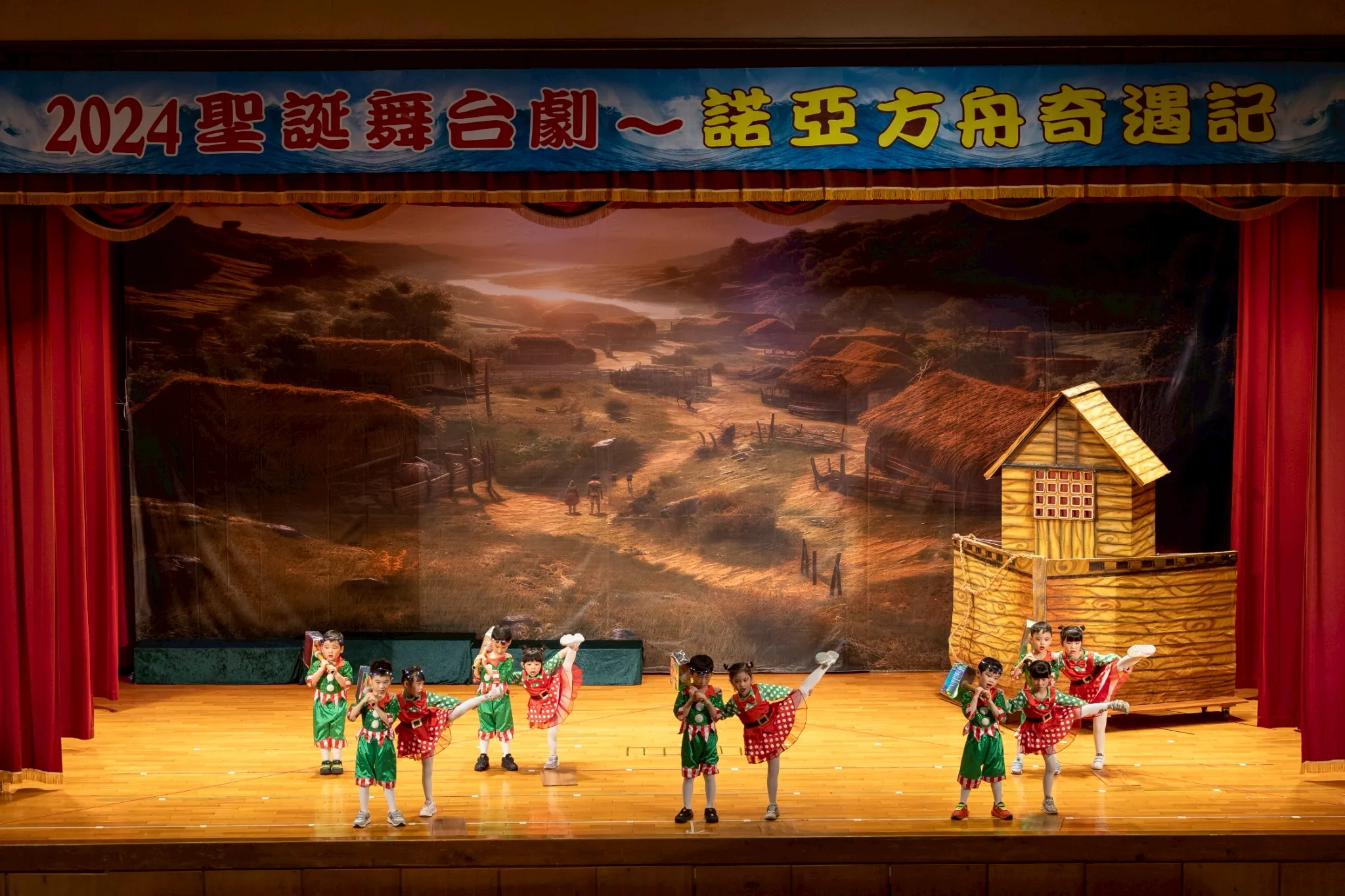LINE_ALBUM_2024聖誕舞台劇照片_251002_3